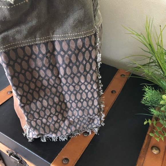 Honey Bee Print Weekender Large Tote Bag C-2421 - Picture 6 of 7